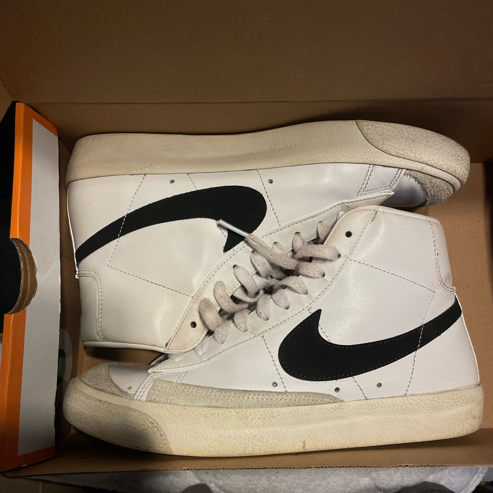Worn a few times and still in good condition.Don’t worry I will clean them !!